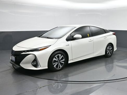 Used 2017 Toyota Prius Prime Advanced image 3