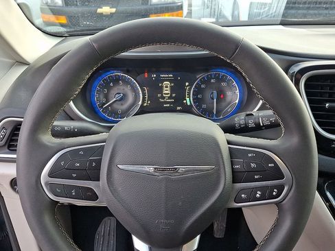 Used 2023 Chrysler Pacifica Touring-L image 16