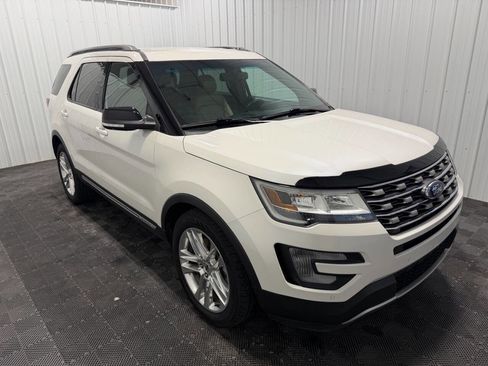 Used 2016 Ford Explorer XLT w/ Equipment Group 202A image 5