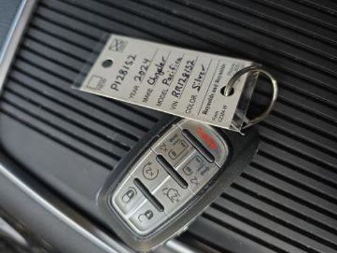 Used 2024 Chrysler Pacifica Limited FWD image 38