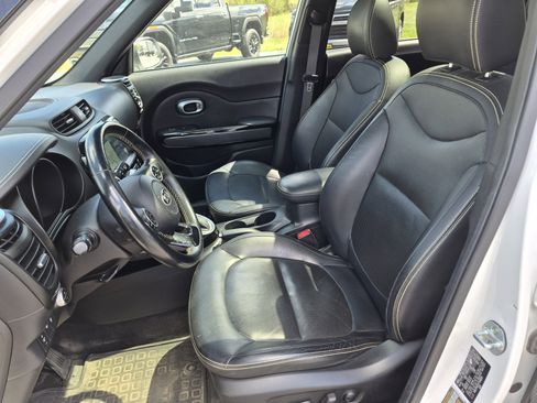 Used 2015 Kia Soul + w/ Primo Package FWD image 9