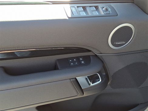 New 2025 Land Rover Discovery S image 8