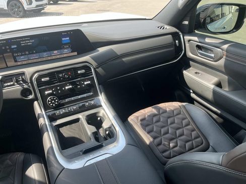 Used 2025 Nissan Armada Platinum Reserve w/ Convenience Package AWD/4WD image 16