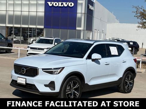 Certified 2025 Volvo XC40 B5 Core image 2