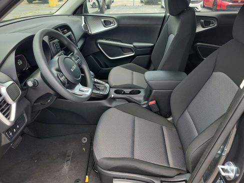 Certified 2025 Kia Soul LX w/ LX Technology Package FWD image 16