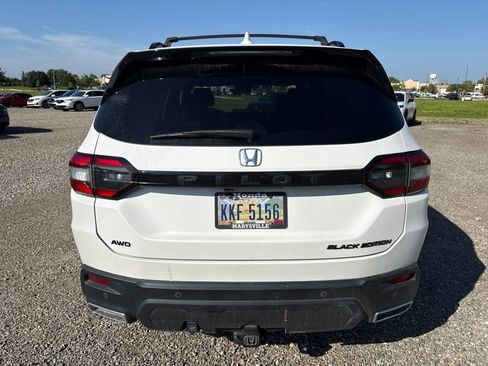 Used 2025 Honda Pilot Black Edition image 11
