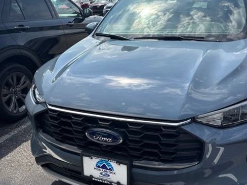 Used 2025 Ford Escape ST-Line Select w/ Tech Pack #2 AWD/4WD image 2