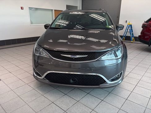 Used 2019 Chrysler Pacifica Touring-L Plus w/ Advanced Safetytec Group FWD image 2