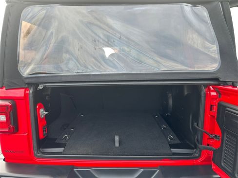 Used 2018 Jeep Wrangler Unlimited Sahara image 18