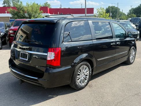 Used 2013 Chrysler Town & Country Touring-L w/ Trailer Tow Group FWD image 5