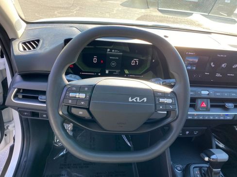 Used 2025 Kia K4 LXS image 27