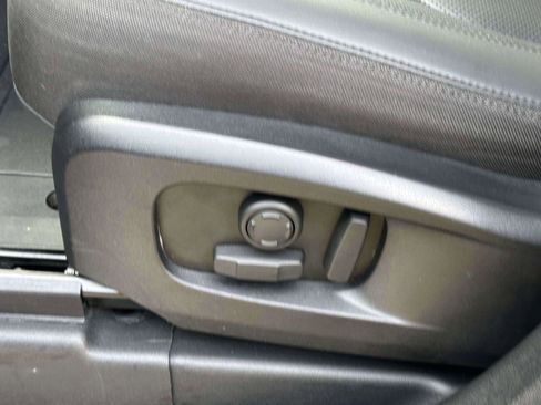 Used 2025 Land Rover Defender 110 S image 19