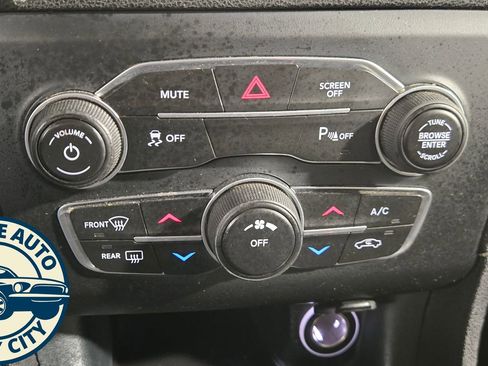 Used 2018 Dodge Charger SXT RWD image 14