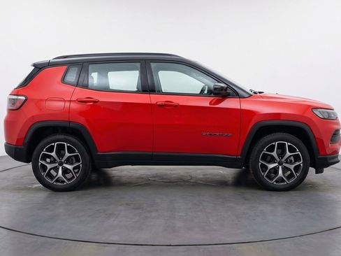 Used 2025 Jeep Compass Limited image 11