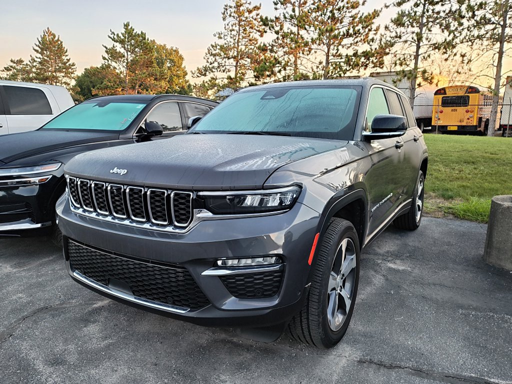 Used 2024 Jeep Grand Cherokee Limited w/ Luxury Tech Group II AWD/4WD image 1