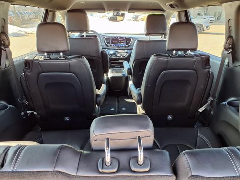 Certified 2025 Chrysler Voyager LX image 27
