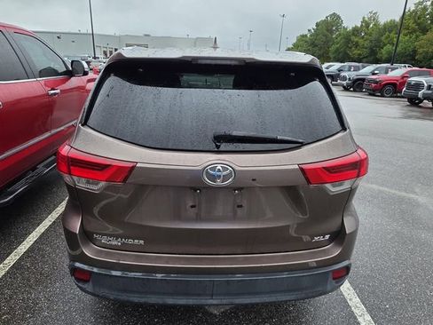 Used 2018 Toyota Highlander XLE FWD image 3