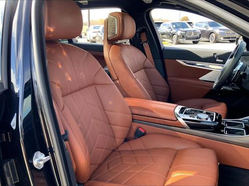 Certified 2023 BMW 760i xDrive w/ Luxury Rear Seating Package image 9