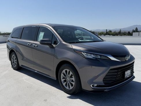 Certified 2022 Toyota Sienna XLE FWD image 2