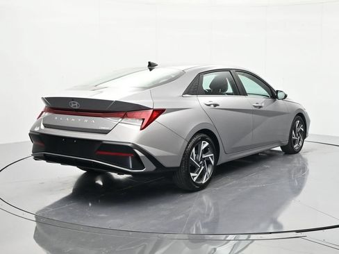 Used 2025 Hyundai Elantra Limited FWD image 5