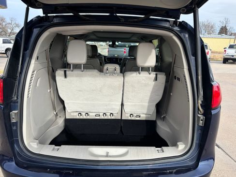 Used 2017 Chrysler Pacifica Limited w/ UConnect Theater Package image 5