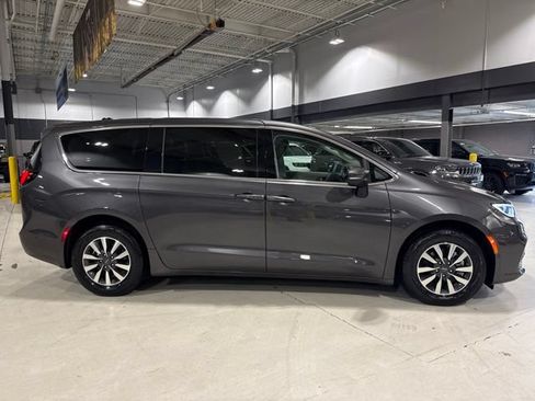 Used 2023 Chrysler Pacifica Touring-L FWD image 18