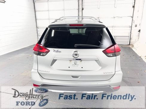 Used 2017 Nissan Rogue SV w/ SV Premium Package image 6