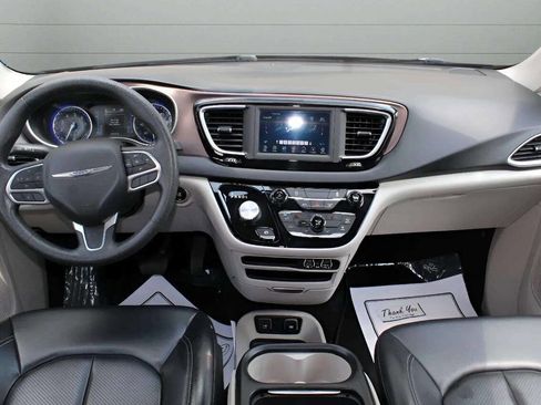 Used 2021 Chrysler Voyager Lxi image 10