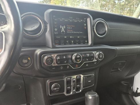 Used 2020 Jeep Gladiator Overland AWD/4WD image 14