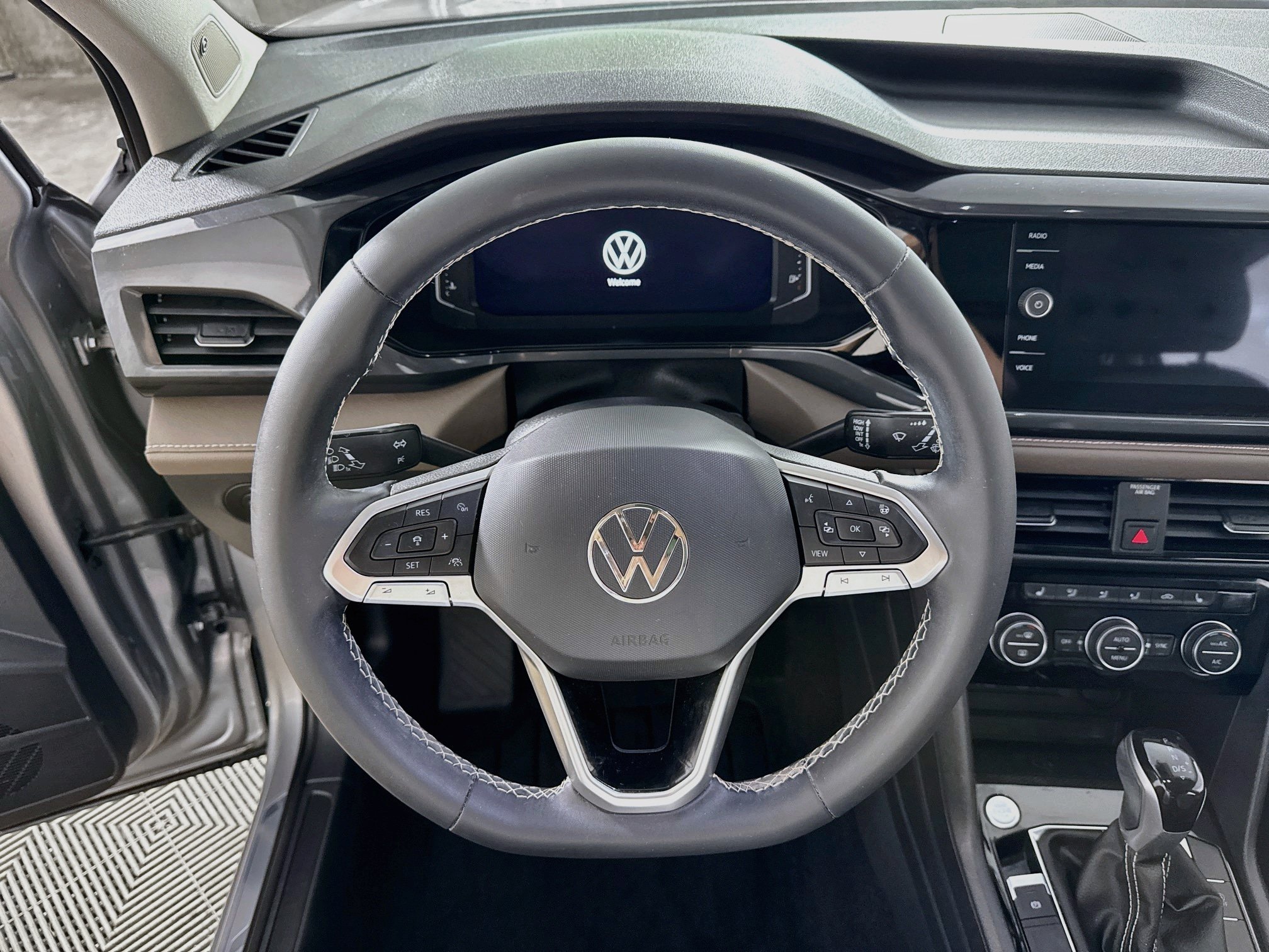 Used 2023 Volkswagen Taos SEL AWD/4WD image 16