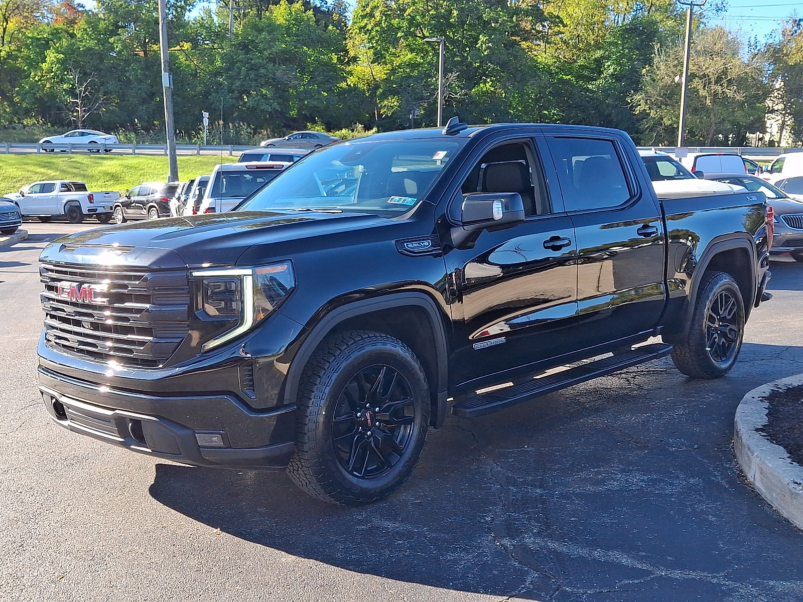 Used 2023 GMC Sierra 1500 Elevation w/ Elevation Premium Package AWD/4WD image 3