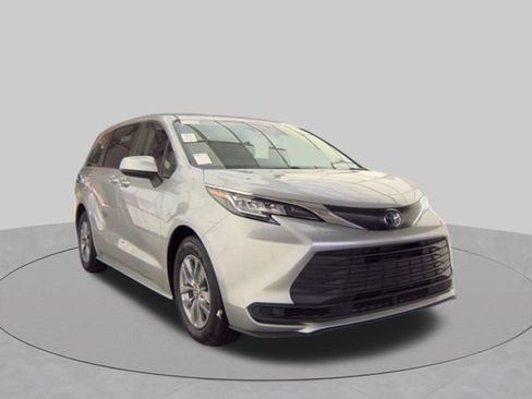Used 2023 Toyota Sienna LE FWD image 2