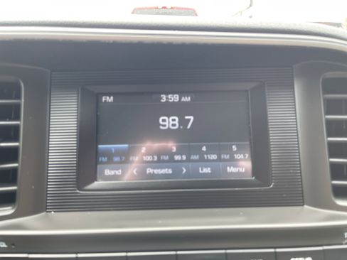 Used 2020 Hyundai Elantra SE FWD image 24