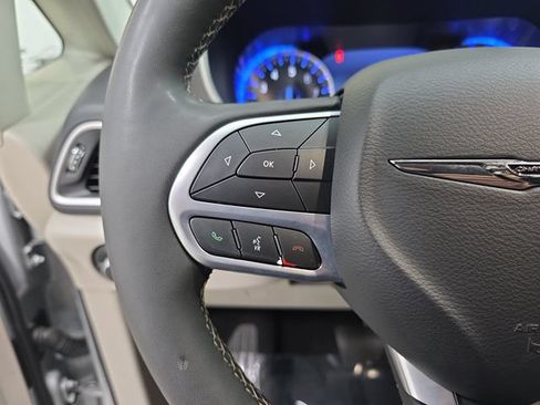 Used 2024 Chrysler Pacifica Touring-L FWD image 17