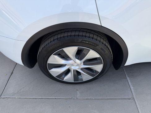 Used 2023 Tesla Model Y Long Range AWD/4WD image 14