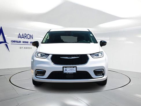 Used 2024 Chrysler Pacifica Limited FWD image 4