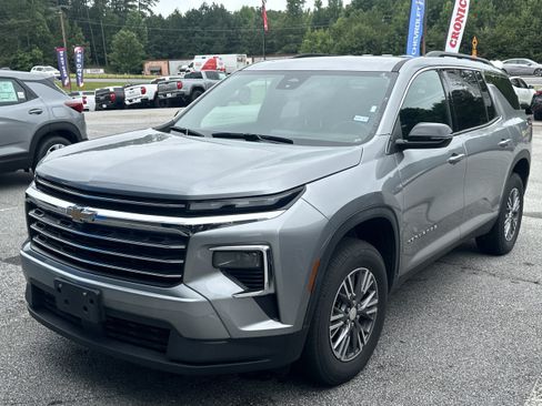 Used 2026 Chevrolet Traverse LT FWD image 3