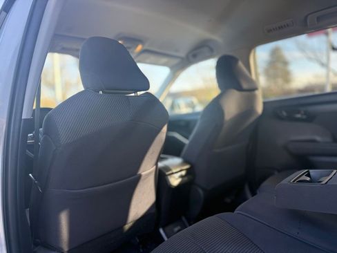 Used 2024 Toyota Highlander LE image 17