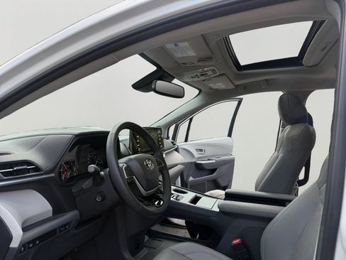 Used 2023 Toyota Sienna Limited AWD/4WD image 9