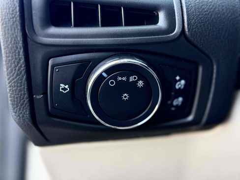 Used 2014 Ford Focus SE FWD image 27