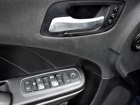 Used 2017 Dodge Charger R/T w/ Premium Group image 40