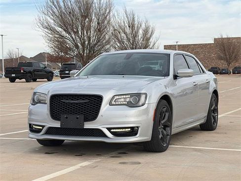 Certified 2022 Chrysler 300 Touring L image 3