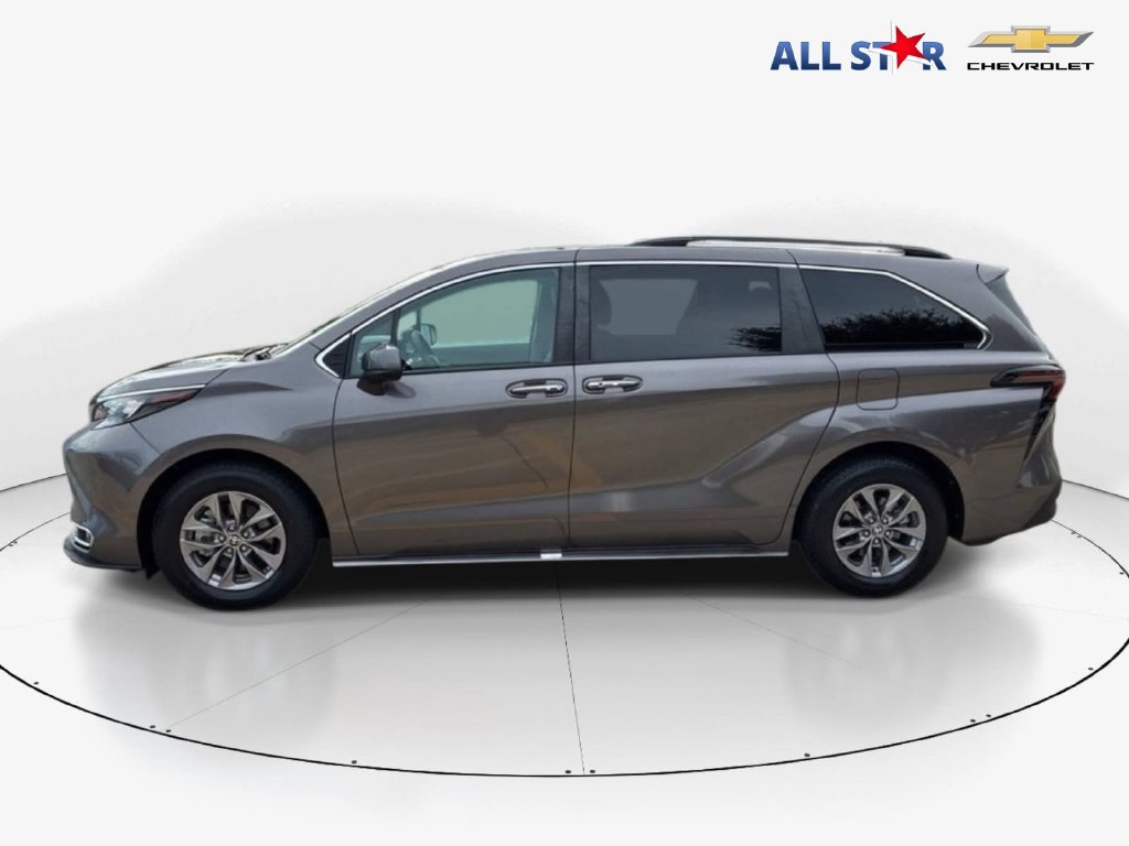 Used 2024 Toyota Sienna XLE FWD image 9