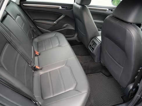 Used 2018 Volkswagen Passat 2.0T SE FWD image 23