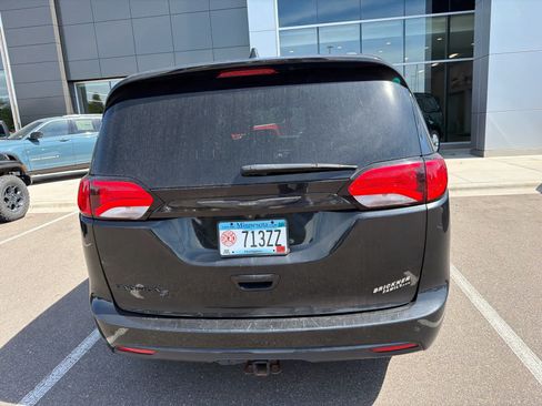 Used 2020 Chrysler Pacifica Touring-L FWD image 4