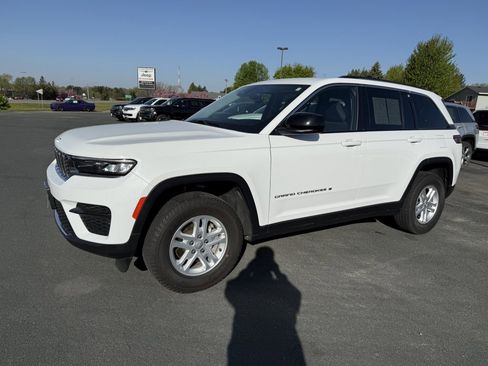 Used 2023 Jeep Grand Cherokee Laredo w/ Luxury Tech Group I AWD/4WD image 4