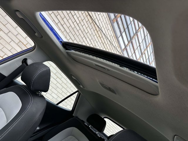 Used 2024 Hyundai Venue SEL FWD image 14