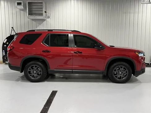 Used 2025 Honda Pilot TrailSport image 2