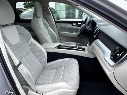 Used 2022 Volvo XC60 B5 Momentum AWD/4WD image 25