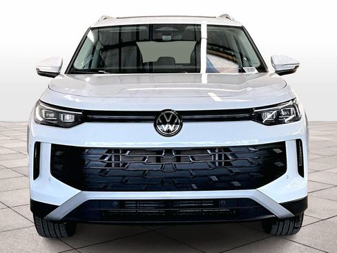 Used 2025 Volkswagen Tiguan SE w/ Panoramic Sunroof Package image 3